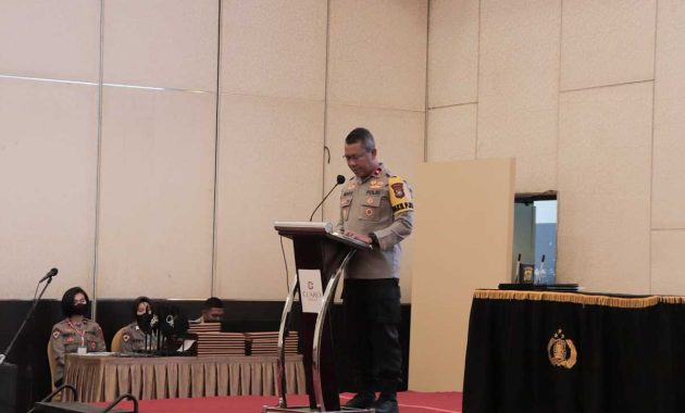 Wakil Kepala Kepolisian Daerah Sulawesi Tenggara (Sultra), Brigadir Jenderal Polisi Waris Agono membuka rapat kerja teknis Biro SDM Polda Sultra di salah satu hotel di Kota Kendari Kamis (13/10/2022). Foto/ist