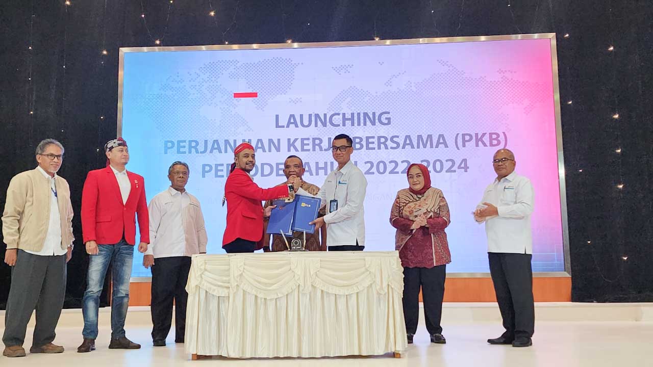 Direktur Utama PLN, Darmawan Prasodjo bersama Ketua Serikat Pekerja PLN, Muhammad Abrar Ali melakukan penandatanganan perjanjian kerja bersama yang disaksikan oleh Wakil Menteri Ketenagakerjaan, Afriansyah Noor. Penandatanganan itu dilakukan di Kantor Pusat PLN, Rabu (12/10/2022). Foto/ist