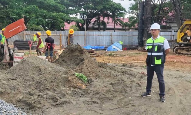 Sekretaris Dinas PUPR Kota Kendari, Aswido saat melihat progres pembangunan Poliklinik RSUD Kota Kendari, Rabu (12/10/2022). Foto/R. Hafid/bentaratimur.id