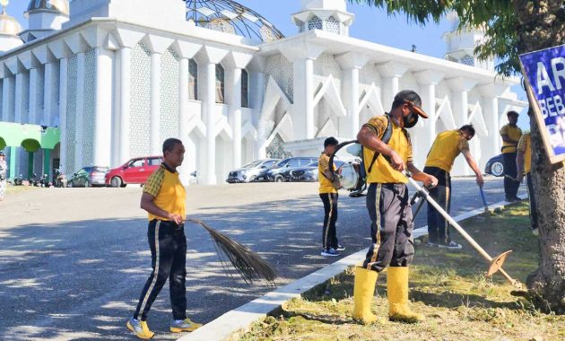 Personel Polda Sulawesi Tenggara (Sultra) bakti sosial membersihkan masjid di Kota Kendari dalam rangka memperingati Maulid Nabi Muhammad SAW, Jumat (14/10/2022). Foto/ist