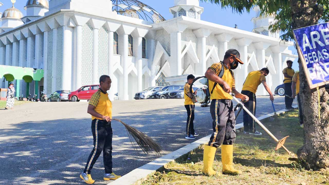 Personel Polda Sulawesi Tenggara (Sultra) bakti sosial membersihkan masjid di Kota Kendari dalam rangka memperingati Maulid Nabi Muhammad SAW, Jumat (14/10/2022). Foto/ist