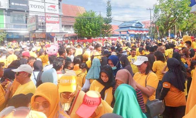 Puluhan ribu warga Kota Kendari mengikuti jalan sehat di Jalan Abdullah Silondae untuk memeriahkan hari ulang tahun ke-58 Partai Golkar, Minggu (16/10/2022). Foto: R. Hafid/bentaratimur.id