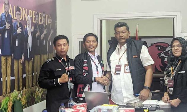 Ketua KPU Sulawesi Tenggara (Sultra), La Ode Abdul Natsir Muthalib (kedua dari kanan) bersama komisioner KPU Sultra, Ade Suerani melakukan verifikasi di kantor Dewan Pimpinan Wilayah (DPW) PKN Sultra, Kendari, Minggu (16/17/2022). Foto/ist
