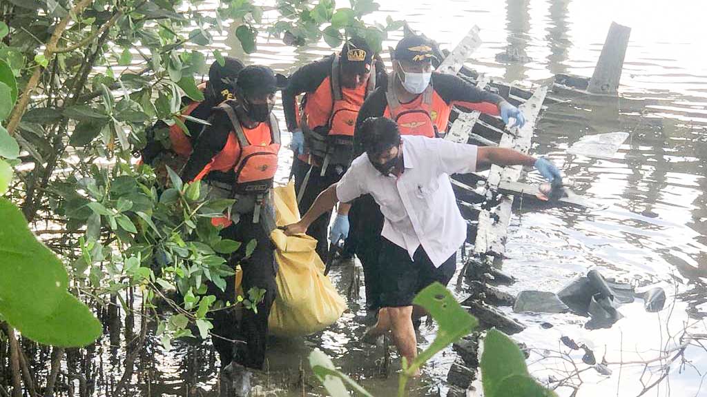 Tim SAR gabungan mengevakuasi jenazah Herman (47), guru SMAN Kendari yang ditemukan meninggal dunia dalam kondisi mengapung di Teluk Kendari, tepatnya di area kawasan Water Sport, Jalan Haji Alala, Kelurahan Tipulu, pada Senin (17/10/2022) pagi. Foto/ist