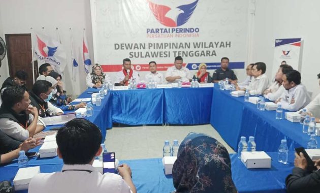 Tim verifikator KPU Sultra yang dipimpin langsung Ketua KPU Sultra, La Ode Abdul Natsir menyambagi Kantor DPW Partai Perindo Sultra untuk melakukan verifikasi faktual tingkat provinsi terhadap partai besutan Hary Tanoesoedibjo itu, Senin (17/10/2022). Foto/ist