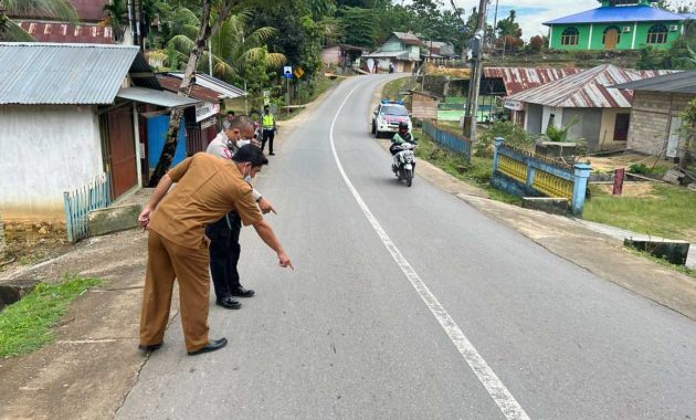 Polisi saat mendatangi lokasi kejadian kecelakaan di Jalan Imam Bonjol, Kelurahan Labibia, Kecamatan Mandonga, Kota Kendari, yang menyebabkan seorang siswa SMKN 2 Kendari meninggal dunia, Selasa (18/10/2022). Foto/ist