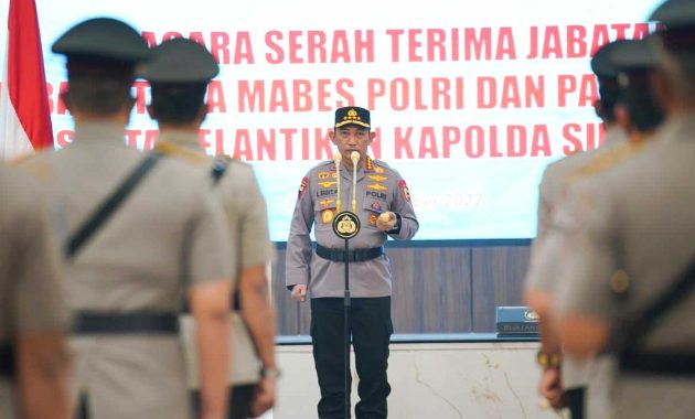 Kapolri Jenderal Listyo Sigit Prabowo memimpin upacara serah terima jabatan (Sertijab) sejumlah perwira tinggi (Pati) Polri di Gedung Rupatama, Jakarta Selatan, Selasa (18/10/2022). Foto/ist