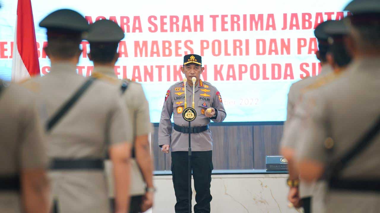 Kapolri Jenderal Listyo Sigit Prabowo memimpin upacara serah terima jabatan (Sertijab) sejumlah perwira tinggi (Pati) Polri di Gedung Rupatama, Jakarta Selatan, Selasa (18/10/2022). Foto/ist