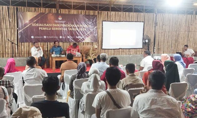 Komisi Pemilihan Umum (KPU) dan anggota Komisi II DPR RI melaksanakan sosialisasi dan pendidikan pemilihan umum kepada masyarakat di Kota Kendari untuk mengawal suksesnya pemilihan umum (pemilu) tahun 2024, Senin (24/10/2022) malam. Foto/R. Hafid/bentaratimur.id