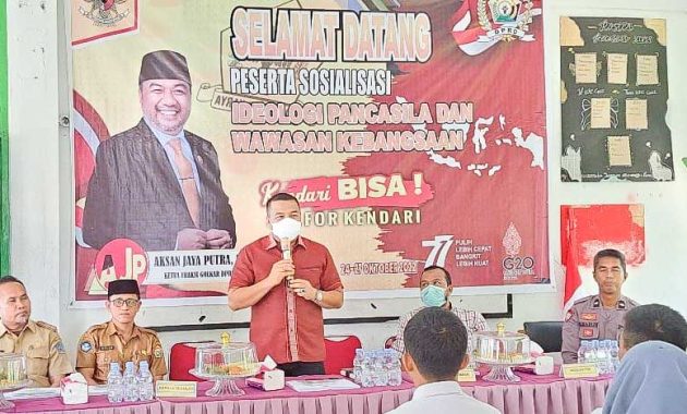 Anggota Komisi II DPRD Provinsi Sulawesi Tenggara (Sultra), Aksan Jaya Putra melakukan sosialisasi empat pilar kebangsaan ke siswa SMA Negeri 9 Kendari, Selasa (25/10/2022). Foto/R. Hafid/bentaratimur.id