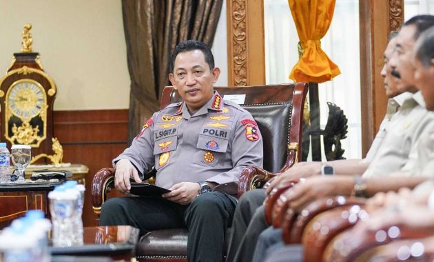 Kapolri Jenderal Listyo Sigit Prabowo saat menerima sejumlah mantan Kapolri dan purnawirawan jenderal yang menyambangi Gedung Mabes Polri, Jakarta Selatan, Kamis (27/10/2022). Foto/ist