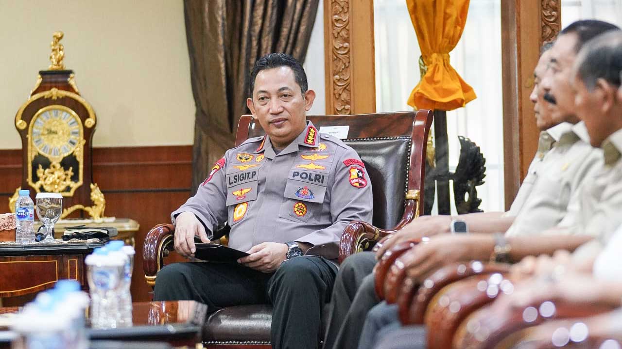 Kapolri Jenderal Listyo Sigit Prabowo saat menerima sejumlah mantan Kapolri dan purnawirawan jenderal yang menyambangi Gedung Mabes Polri, Jakarta Selatan, Kamis (27/10/2022). Foto/ist