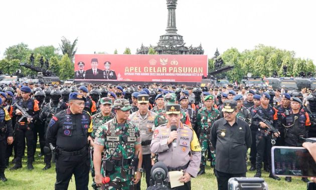 Panglima TNI Jenderal TNI Andika Perkasa dan Kapolri Jenderal Listyo SIgit Prabowo menginspeksi pasukan pengamanan KTT G20 di Lapangan Niti Mandala Renon, Denpasar, Bali Senin (7/11/2022). Foto/ist