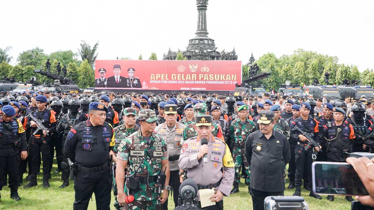 Panglima TNI Jenderal TNI Andika Perkasa dan Kapolri Jenderal Listyo SIgit Prabowo menginspeksi pasukan pengamanan KTT G20 di Lapangan Niti Mandala Renon, Denpasar, Bali Senin (7/11/2022). Foto/ist