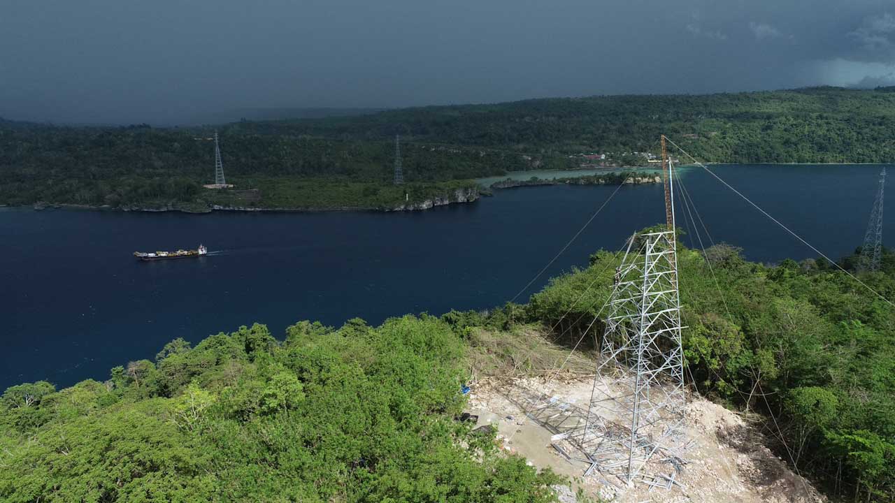 PT PLN (Persero) Unit Induk Pembangunan Sulawesi melalui Unit Pelaksana Proyek Sulawesi Tenggara (Sultra) terus berupaya melakukan percepatan Pembangunan Infrastruktur Ketenagalistrikan (PIK) di Pulau Muna yaitu pembangunan jaringan transmisi Saluran Udara Tegangan Tinggi (SUTT) 150 kV Raha – Baubau. Foto/ist