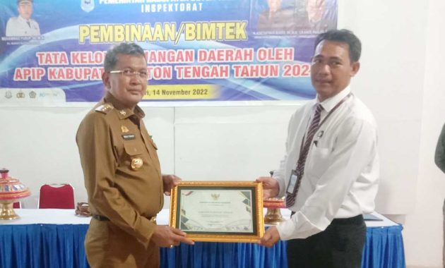 Kepala Kantor Pelayanan Perbendaharaan Negara (KPPN) Baubau, Haryanto menyerahkan penghargaan berupa piagam dan plakat dari Kementerian Keuangan kepada Penjabat (Pj) Bupati Buton Tengah (Buteng), Muhammad Yusup atas capaian opini Wajar Tanpa Pengecualian dalam penyusunan laporan keuangan pemerintah daerah (LKPD) tahun anggaran 2021, disalah satu hotel di Lakudo, Kecamatan Lakudo, Senin (14/11/2022). Foto/ist