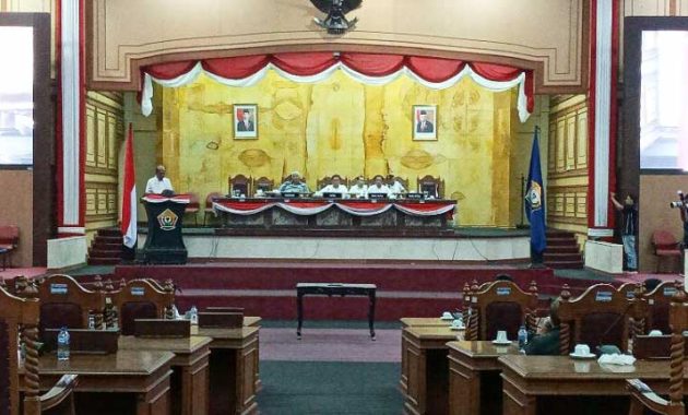 Suasana rapat paripurna DPRD Sultra tentang penandatanganan bersama berita acara Raperda perubahan APBD tahun anggaran 2022 di gedung paripurna DPRD setempat, Rabu (28/9/2022) malam. Foto/R. Hafid/bentaratimur.id