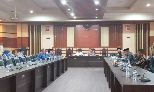 Rapat Banggar DPRD Provinsi Sulawesi Tenggara (Sultta) dengan Tim Anggaran Pemerintah Daerah (TAPD) Provinsi Sultra dalam rangka penyempurnaan penyesuaian hasil evaluasi Kemendagri terhadap Raperda APBD Provinsi Sultra tahun anggaran 2022, di ruang rapat Sekretariat DPRD setempat, Kamis (17/10/2022). Foto/R. Hafid/bentaratimur.id