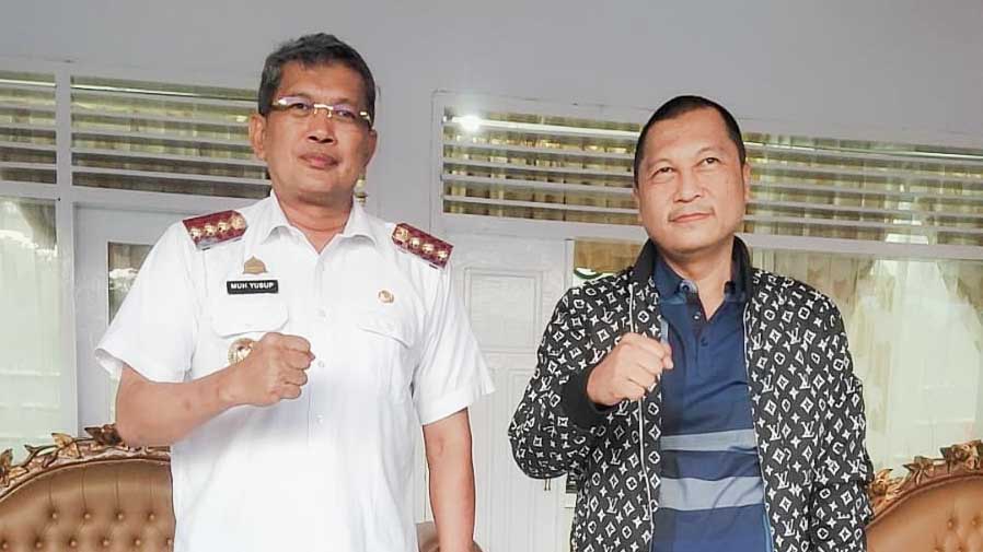 Pelaksana tugas Kapolres Buton Tengah (Buteng), AKBP Yana Nurhandiana (kanan) saat melakukan pertemuan terbatas dengan Penjabat Bupati Buteng, Muhammad Yusup di rumah jabatan (Rujab) Bupati Buteng, Rabu (16/11/2022). Foto/Aisyah/bentaratimur.id