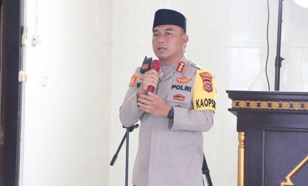 Kapolresta Kendari, Kombes Pol Muhammad Eka Faturrahman saat melakukan kegiatan safari Jumat yang dirangkaikan dengan bakti kesehatan di Masjid Al Mujirin, Kelurahan Bende, Kecamatan Kadia, Kota Kendari, Jumat (18/11/2022). Foto/ist