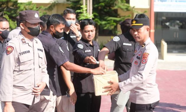 Personel Polda Sultra mengumpulkan bantuan sukarela untuk diberikan kepada korban gempa di Kabupaten Cianjur. Pengumpulan itu dilakukan usai pelaksanaan apel pagi di Lapangan Presisi Polda Sultra, Kamis (24/11/2022). Foto/ist