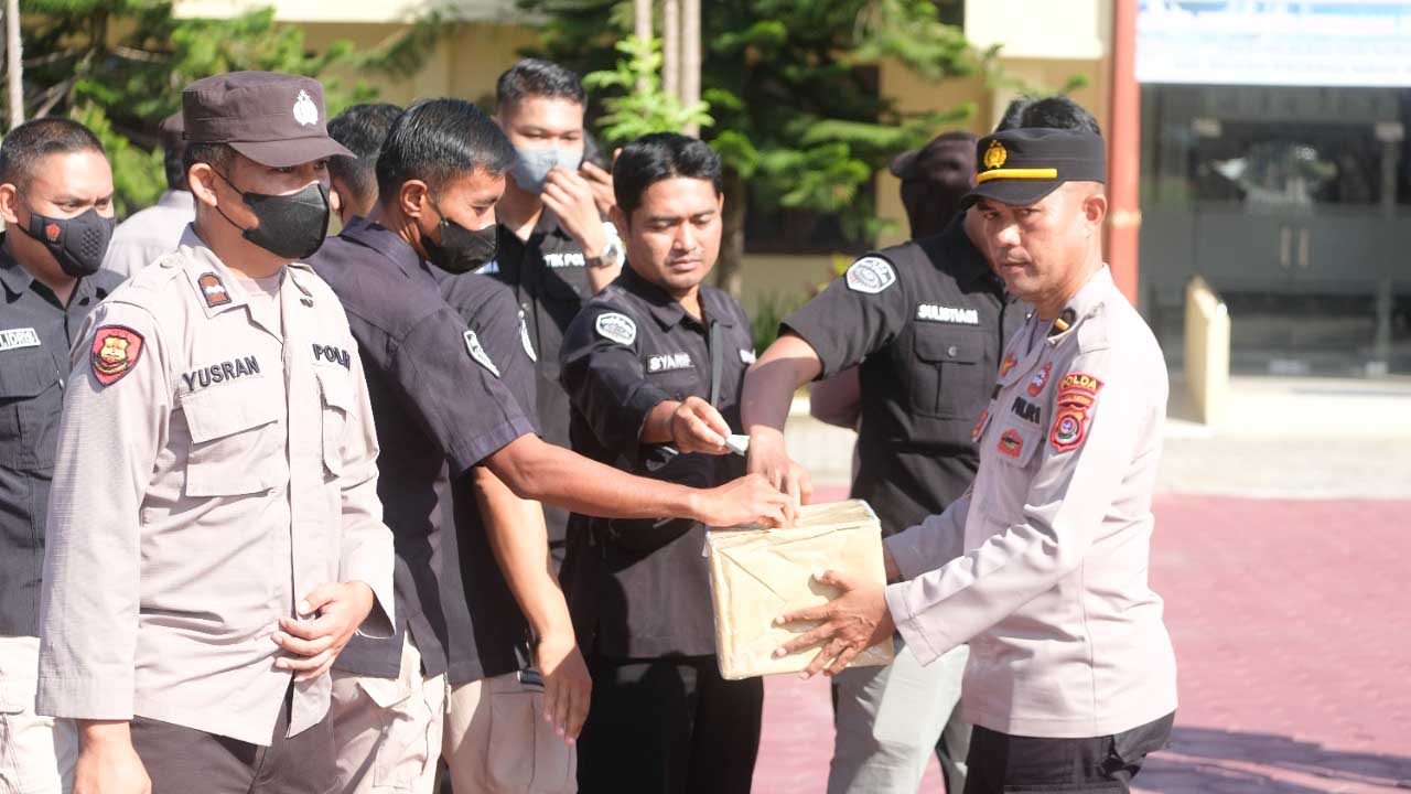 Personel Polda Sultra mengumpulkan bantuan sukarela untuk diberikan kepada korban gempa di Kabupaten Cianjur. Pengumpulan itu dilakukan usai pelaksanaan apel pagi di Lapangan Presisi Polda Sultra, Kamis (24/11/2022). Foto/ist