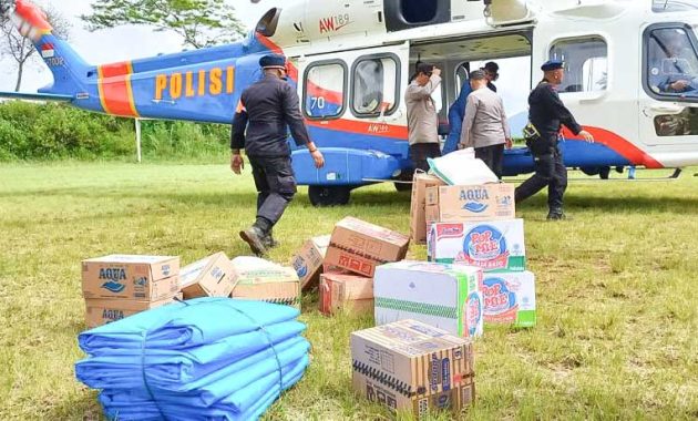 Polri kembali mengirimkan bantuan kebutuhan bagi para korban pengungsian gempa Cianjur. Pengiriman bantuan dilakukan dengan menggunakan helikopter ke daerah tersolir, Kamis (24/11/2022). Foto/ist