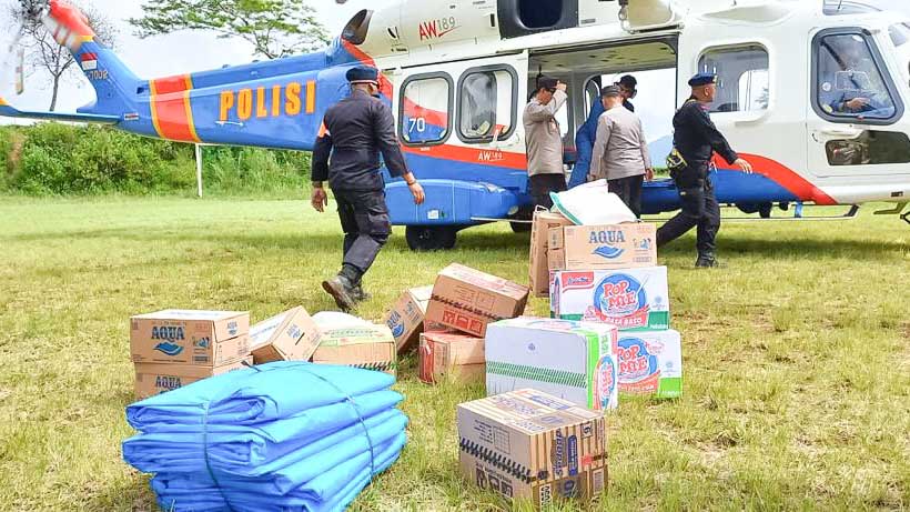 Polri kembali mengirimkan bantuan kebutuhan bagi para korban pengungsian gempa Cianjur. Pengiriman bantuan dilakukan dengan menggunakan helikopter ke daerah tersolir, Kamis (24/11/2022). Foto/ist