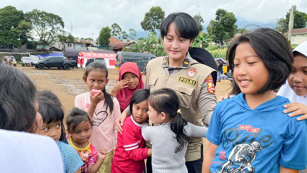 Personel Polri berikan trauma healing kepada para anak-anak korban gempa Cianjur. Foto/ist