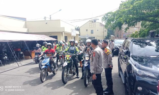 Polri bersama masyarakat serta komunitas motor trail saat ini berupaya mengirimkan bantuan untuk korban gempa Cianjur ke daerah pelosok-pelosok yang sulit dijangkau, Minggu (27/11/2022). Foto/ist