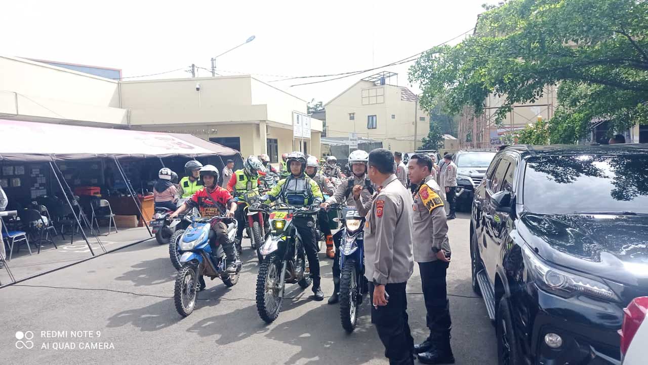 Polri bersama masyarakat serta komunitas motor trail saat ini berupaya mengirimkan bantuan untuk korban gempa Cianjur ke daerah pelosok-pelosok yang sulit dijangkau, Minggu (27/11/2022). Foto/ist