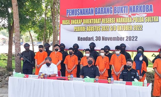 Dit Resnarkoba Polda Sultra memusnahkan barang bukti narkotika jenis sabu-sabu seberat 6.067 gram atau 6 kilogram lebih, di halaman Polda Sultra, Rabu (30/11/2022). Foto/R. Hafid/bentaratimur.id