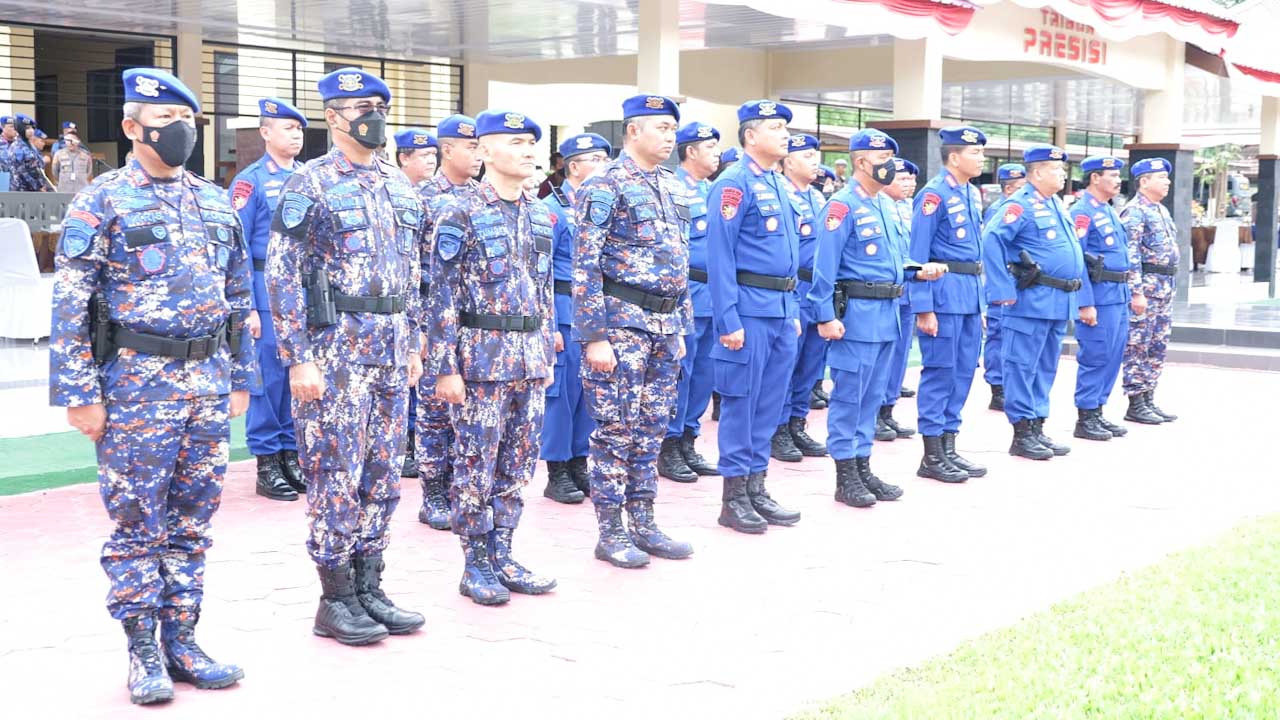 Para pejabat utama Polda Sultra saat mengikuti upacara perayaan HUT Polairud ke-72 di Lapangan Apel Presisi Mapolda Sultra, Senin (5/12/2022). Foto/ist