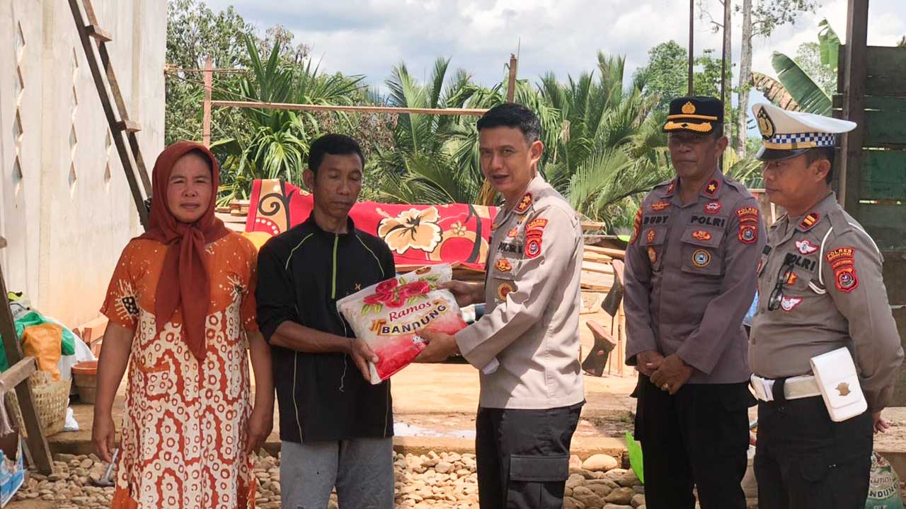 Kapolres Konawe Utara, AKBP Achmad Fathul Ulum saat memberikan bantuan sembako kepada korban angin puting beliung di daerah itu, Selasa (6/12/2022). Foto/ist