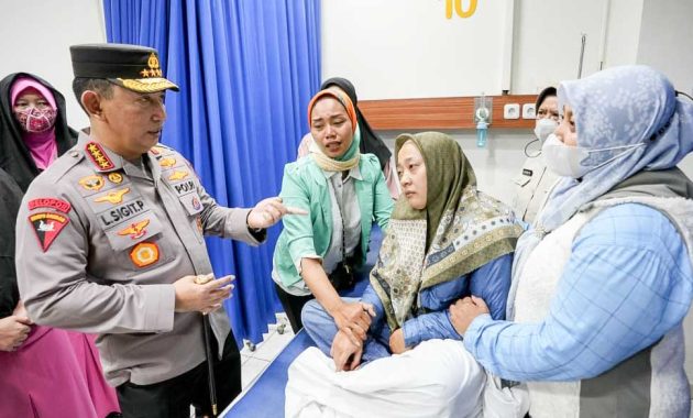 Kapolri Jenderal Listyo Sigit Prabowo menjenguk masyarakat dan personel Polri yang menjadi korban peristiwa bom bunuh diri Markas Kepolisian Sektor Astana Anyar di Rumah Sakit Immanuel, Bandung, Jawa Barat, Rabu (7/12/2022). Foto/ist