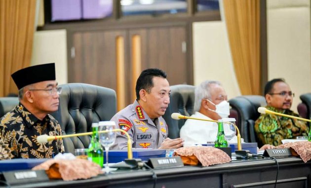 Kapolri Jenderal Listyo Sigit Prabowo saat mengikuti rapat lintas sektoral kementerian/lembaga, dalam rangka kesiapan pengamanan dan penjagaan perayaan Natal dan Tahun Baru (Nataru) di Mabes Polri, Jakarta Selatan, Jumat (16/12/2022). Foto/ist