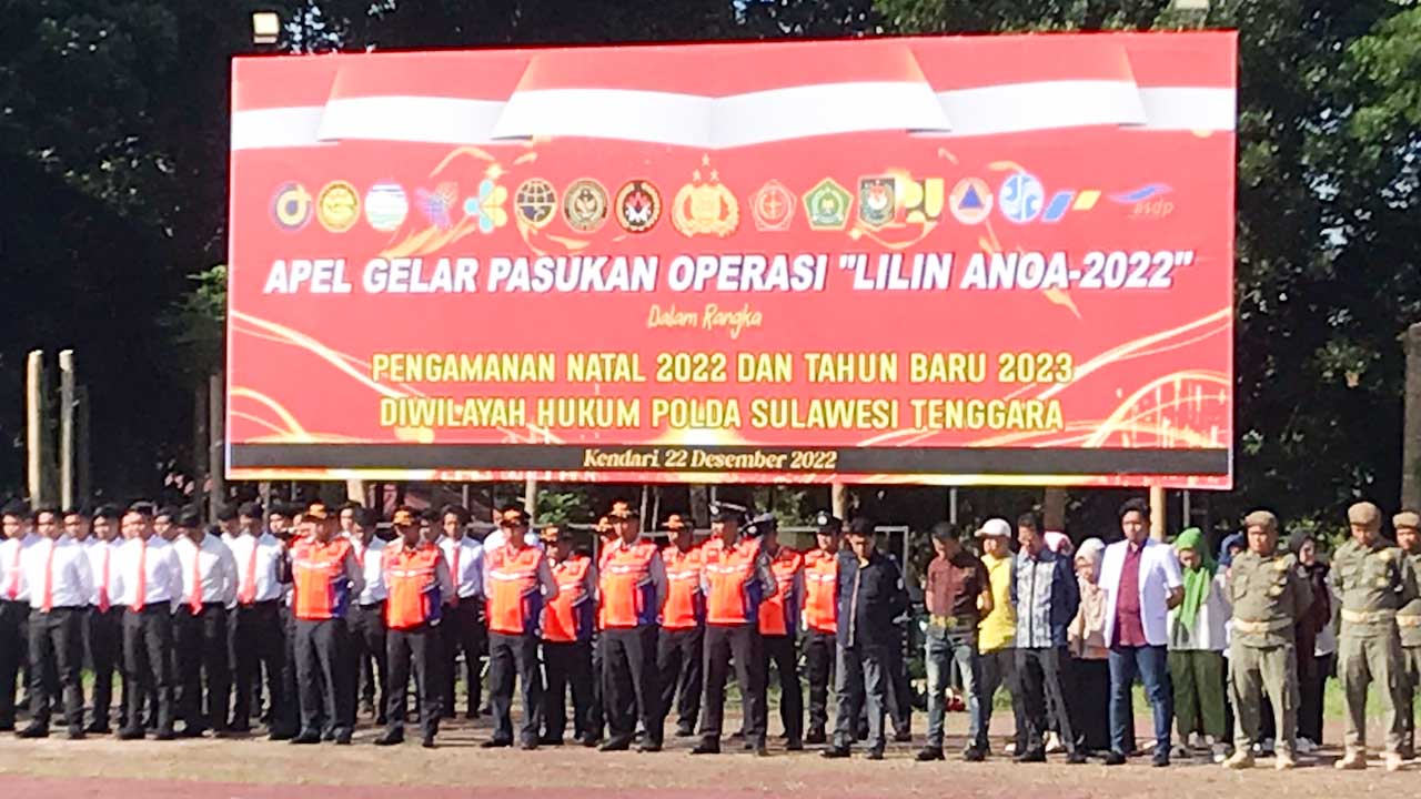 Kepolisian Daerah (Polda) Sulawesi Tenggara (Sultra) menggelar upacara gelar pasukan Operasi Lilin Anoa 2022 di Lapangan Presisi Polda Sultra, Kamis (22/12/2022). Kegiatan itu dipimpin langsung oleh Kapolda Sultra, Irjen Pol Teguh Pristiwanto. Foto/R. Hafid/bentaratimur.id