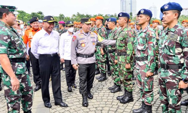 Pemerintah, TNI, Polri dan stakeholder terkait lainnya menggelar apel gelar pasukan Operasi Lilin 2022 terkait pengamanan perayaan matal dan tahun baru (Nataru) di Lapangan Monas, Jakarta, Kamis (22/12/2022). Foto/is