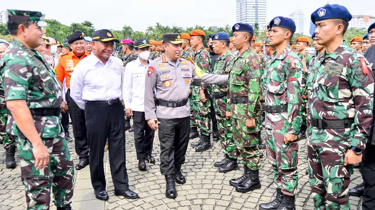 Pemerintah, TNI, Polri dan stakeholder terkait lainnya menggelar apel gelar pasukan Operasi Lilin 2022 terkait pengamanan perayaan matal dan tahun baru (Nataru) di Lapangan Monas, Jakarta, Kamis (22/12/2022). Foto/is