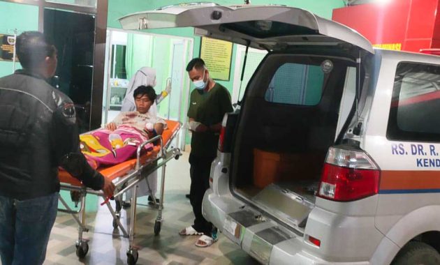 Husen (17), remaja di Kendari yang menjadi korban pengeroyokan hingga tangan kirinya putus saat mendapat penanganan medis di Rumah Sakit Angkatan Darat Dokter Ismoyo, Sabtu (24/12/2022). Foto/ist