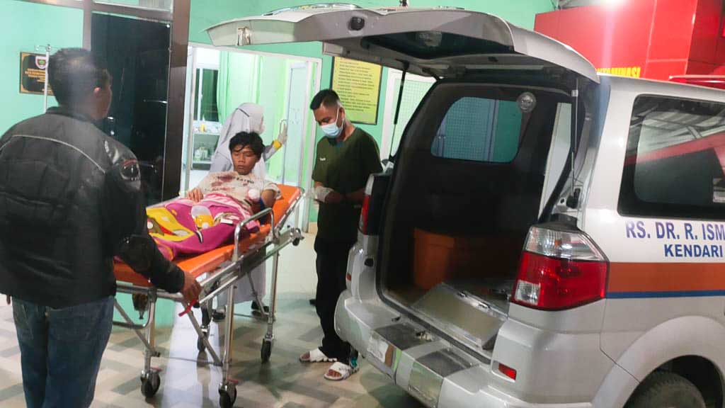 Husen (17), remaja di Kendari yang menjadi korban pengeroyokan hingga tangan kirinya putus saat mendapat penanganan medis di Rumah Sakit Angkatan Darat Dokter Ismoyo, Sabtu (24/12/2022). Foto/ist