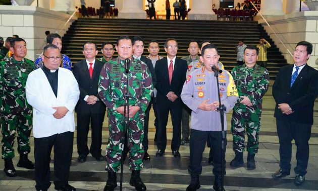 Kapolri Jenderal Listyo Sigit Prabowo dan Panglima TNI Laksamana Yudo Margono meninjau Gereja GPIB Immanuel dan Katedral, Jakarta di malam Natal. Foto/ist
