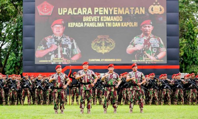 Panglima TNI Laksamana Yudo Margono (dua dari kiri), Kapolri Jenderal Listyo Sigit Prabowo (dua dari kanan), KSAD Jenderal Dudung Abdurachman (kiri), dan Danjen Kopassus Mayjen TNI Iwan Setiawan di Mako Kopassus Cijantung, Selasa (27/12/2022). Foto/ist