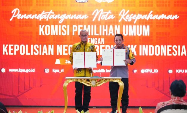 Kepolisian Negara Republik Indonesia (Polri) dan Komisi Pemilihan Umum (KPU RI) menandatangani nota kesepahaman terkait dengan sinergisitas pelaksanaan tugas dan fungsi dalam penyelenggaraan Pemilu dan pemilihan serentak tahun 2024 di Kantor KPU RI, Menteng, Jakarta Pusat, Kamis (29/12/2022). Foto/ist