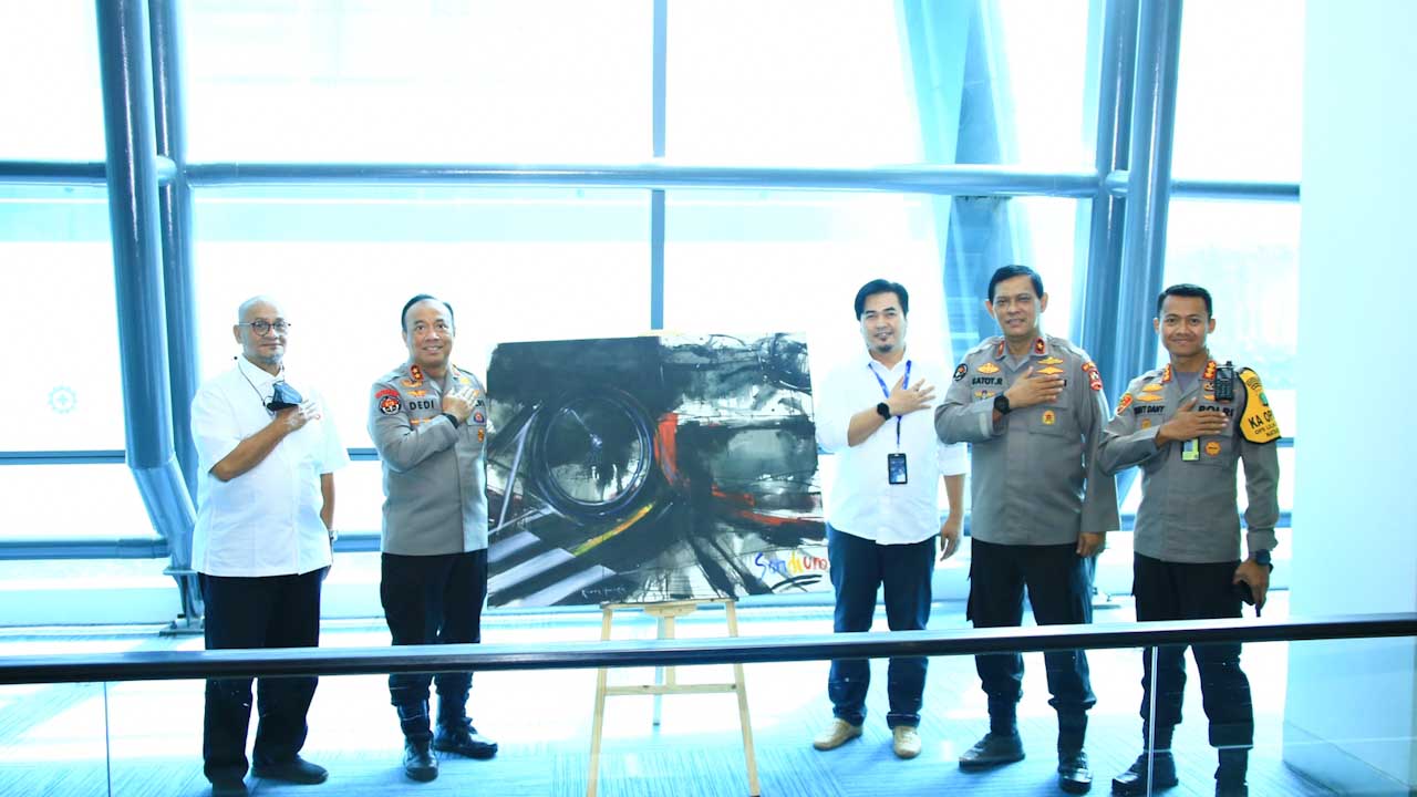 20 lukisan karya penyandang disabilitas yang terpilih dari kegiatan Police Art Festival 2022 dipajang di Terminal 3 Bandara Soekarno Hatta (Soetta), Tangerang, Banten, Kamis (29/12/2022). Foto/ist