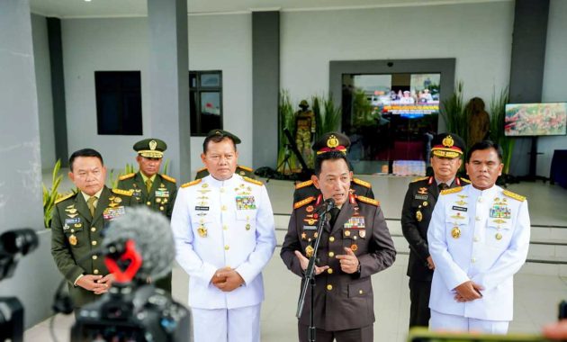 Kapolri Jenderal Listyo Sigit Prabowo (kedua dari kanan) memberikan pengarahan pada prajurit TNI-Polri di Sorong, Papua Barat, Rabu (11/1/2023). Foto/ist