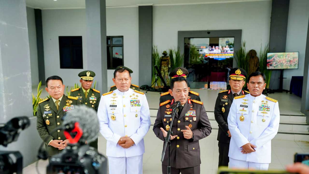 Kapolri Jenderal Listyo Sigit Prabowo (kedua dari kanan) memberikan pengarahan pada prajurit TNI-Polri di Sorong, Papua Barat, Rabu (11/1/2023). Foto/ist