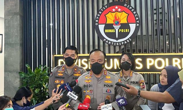 Kepala Divisi Humas Polri, Irjen Dedi Prasetyo (tengah) meminta masyarakat dapat bersinergi dan bekerja sama untuk menghalau dan memilah kejadian serta berita yang beredar pascapenangkapan Gubernur Papua, Lukas Enembe. Foto/ist