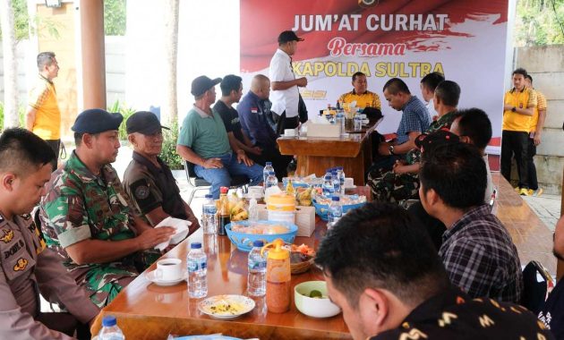 Kepala Kepolisian Daerah (Kapolda) Sulawesi Tenggara (Sultra), Irjen Pol Teguh Pristiwanto saat mendengarkan keluhan masyarakat Desa Opaasi, Kecamatan Ranomeeto Barat, Kabupaten Konawe Selatan, Jumat (13/1/2023). Foto/ist