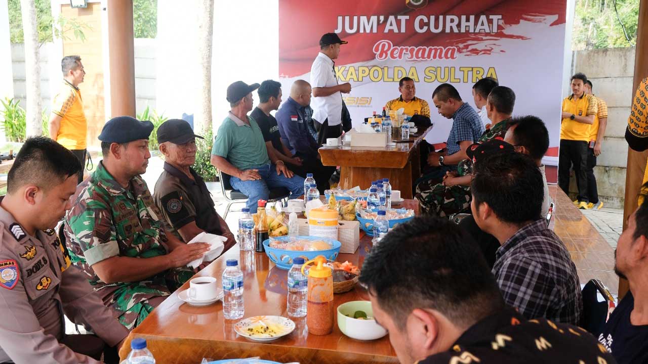 Kepala Kepolisian Daerah (Kapolda) Sulawesi Tenggara (Sultra), Irjen Pol Teguh Pristiwanto saat mendengarkan keluhan masyarakat Desa Opaasi, Kecamatan Ranomeeto Barat, Kabupaten Konawe Selatan, Jumat (13/1/2023). Foto/ist